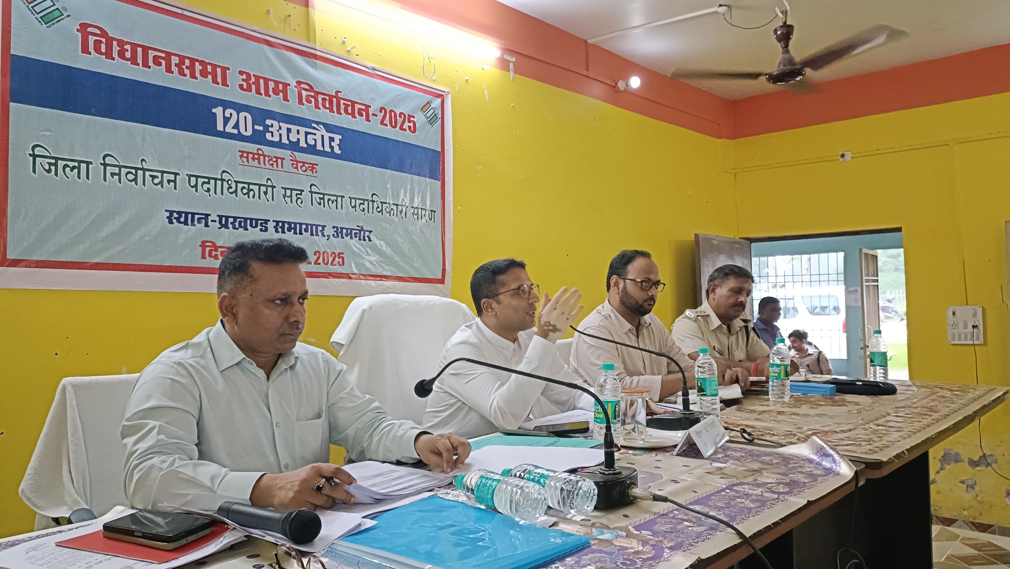 जिलाधिकारी ने ट्रेनर की भूमिका में सेक्टर पदाधिकारियों से किया वार्तालाप।