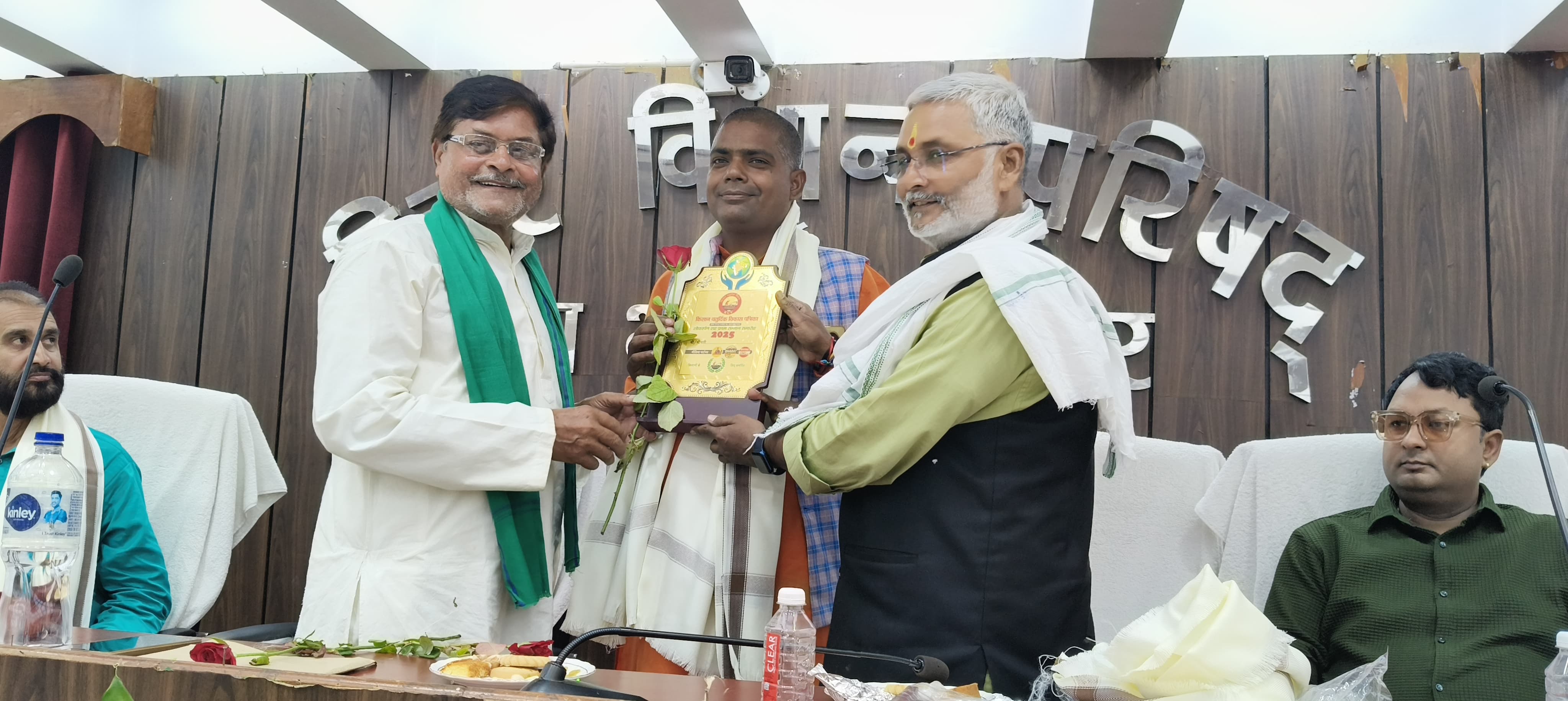 युवा संत नागमणि को बिहार विधान परिषद के उप सभागार में मोमेंटो से किया गया सम्मानित: