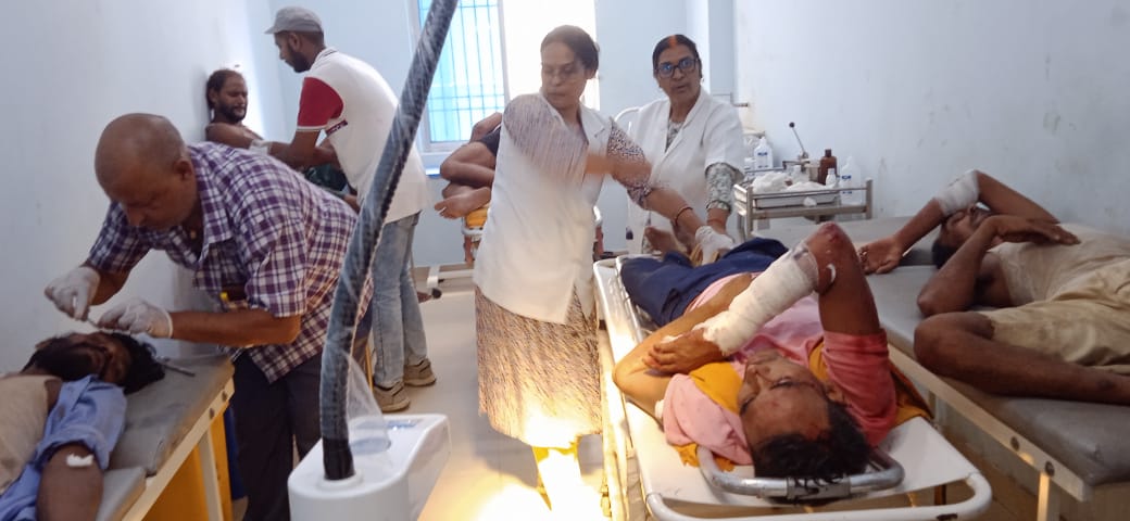 कोईलवर पिकअप व कन्टेनर में जोरदार टक्कर, पांच लोग घायल, 1 रेफर