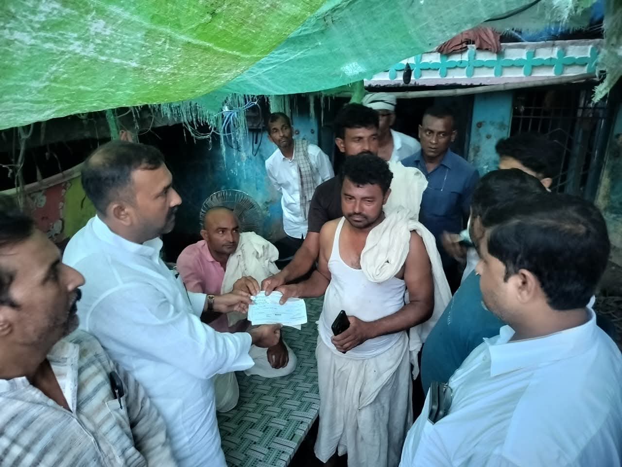 गड़खा के ठीकहा मरीचा में चार मासूमों की पोखर में डूबने से मौत, परिजनों को 4-4 लाख का चेक दिया गया।