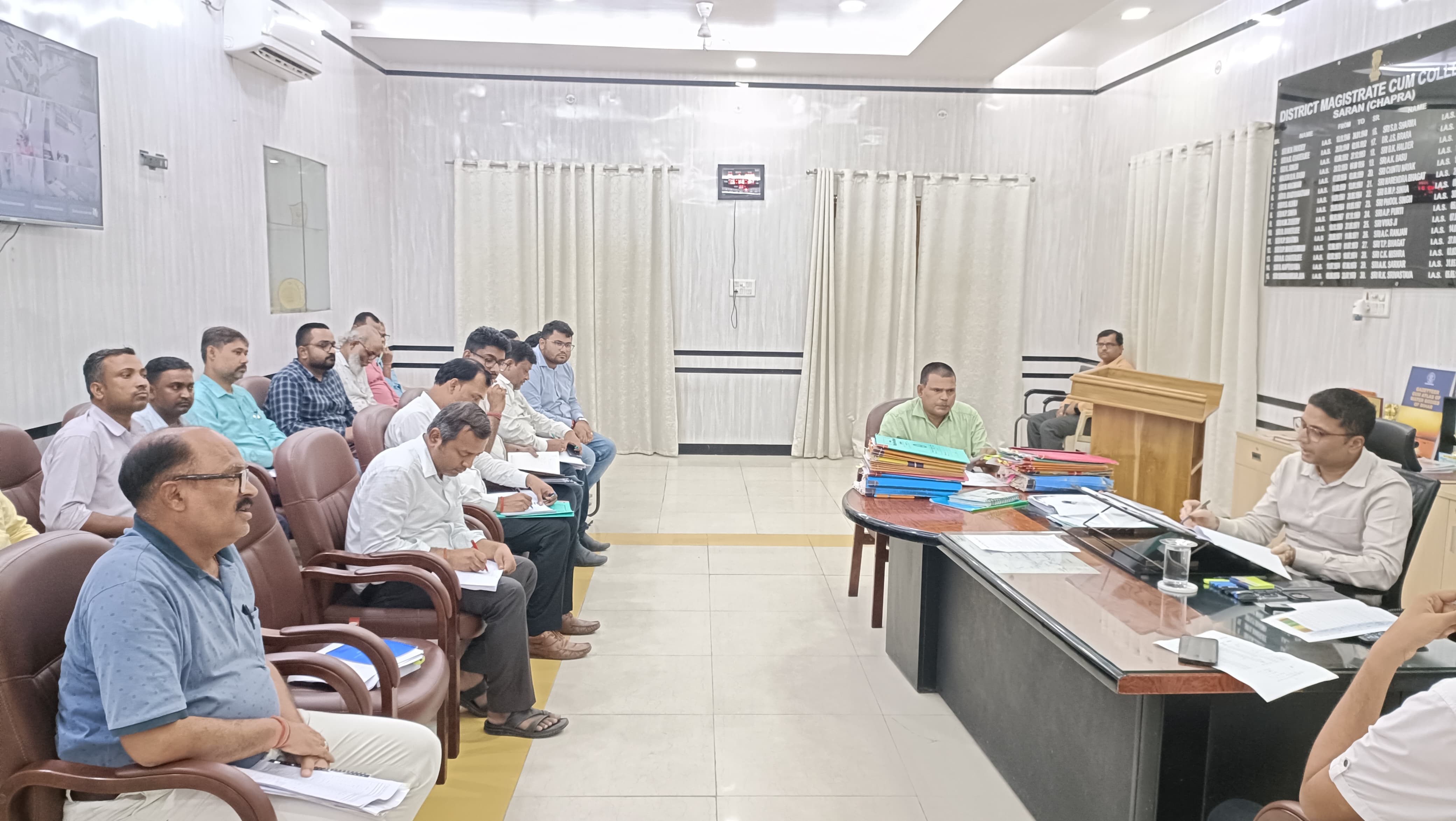 DM ने अपर समाहर्त्ता, जिला भू-अर्जन पदाधिकारी के साथ की समीक्षा बैठक।