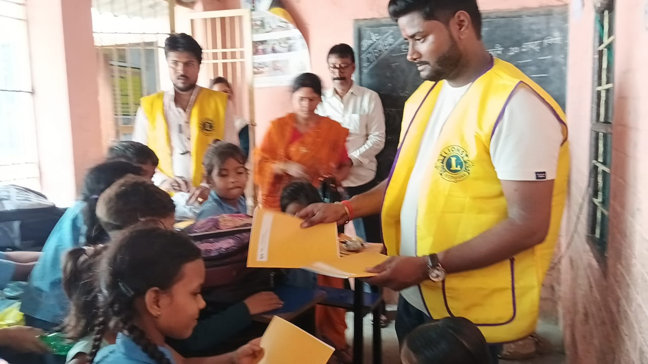 नवरात्रि के मौके पर स्कूल के बच्चियों के बीच किया गया पठन पठान सामग्री का वितरण।