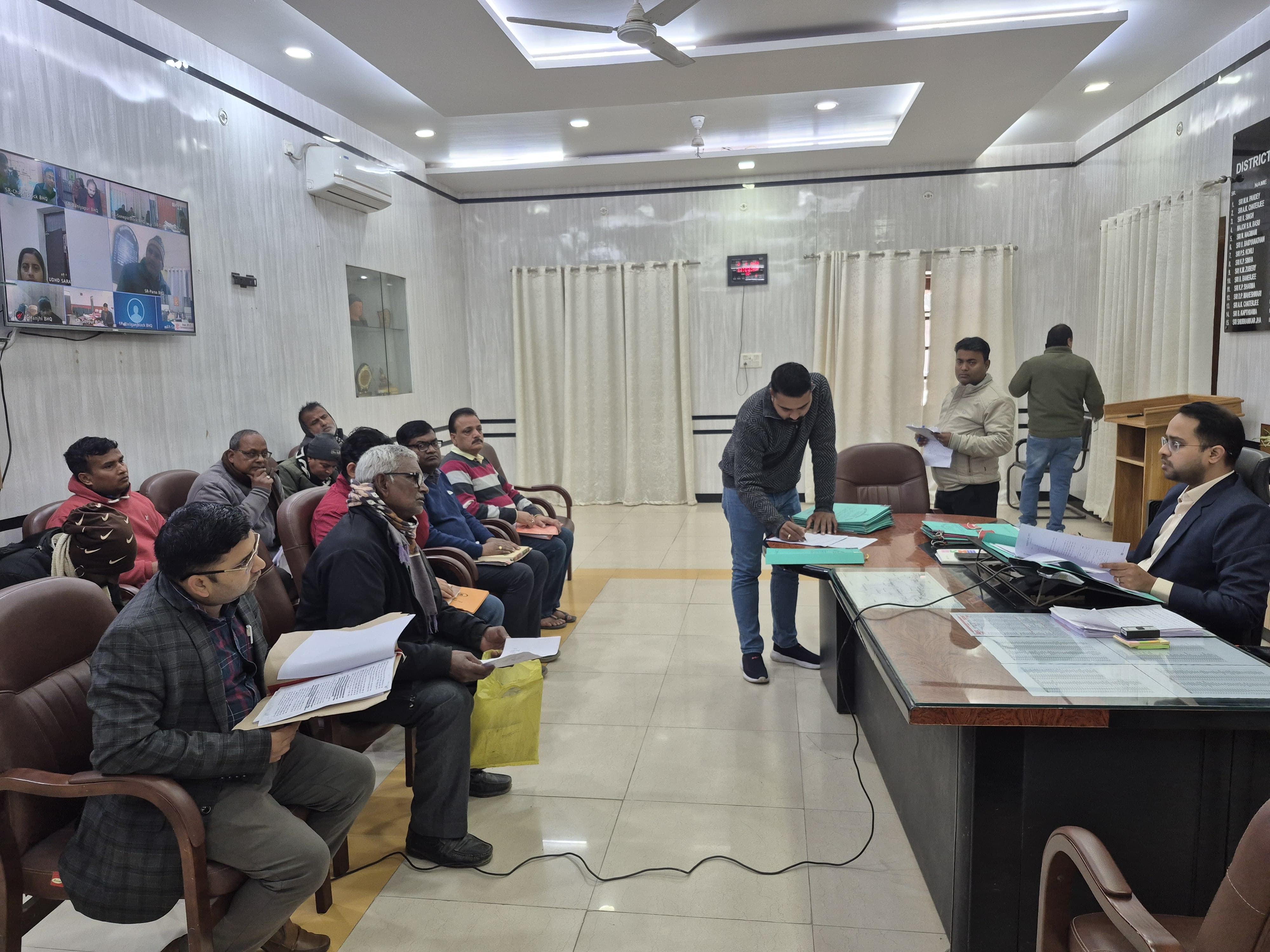 जिला पदाधिकारी ने लोक शिकायत के 13 मामलों की सुनवाई कर किया समाधान।