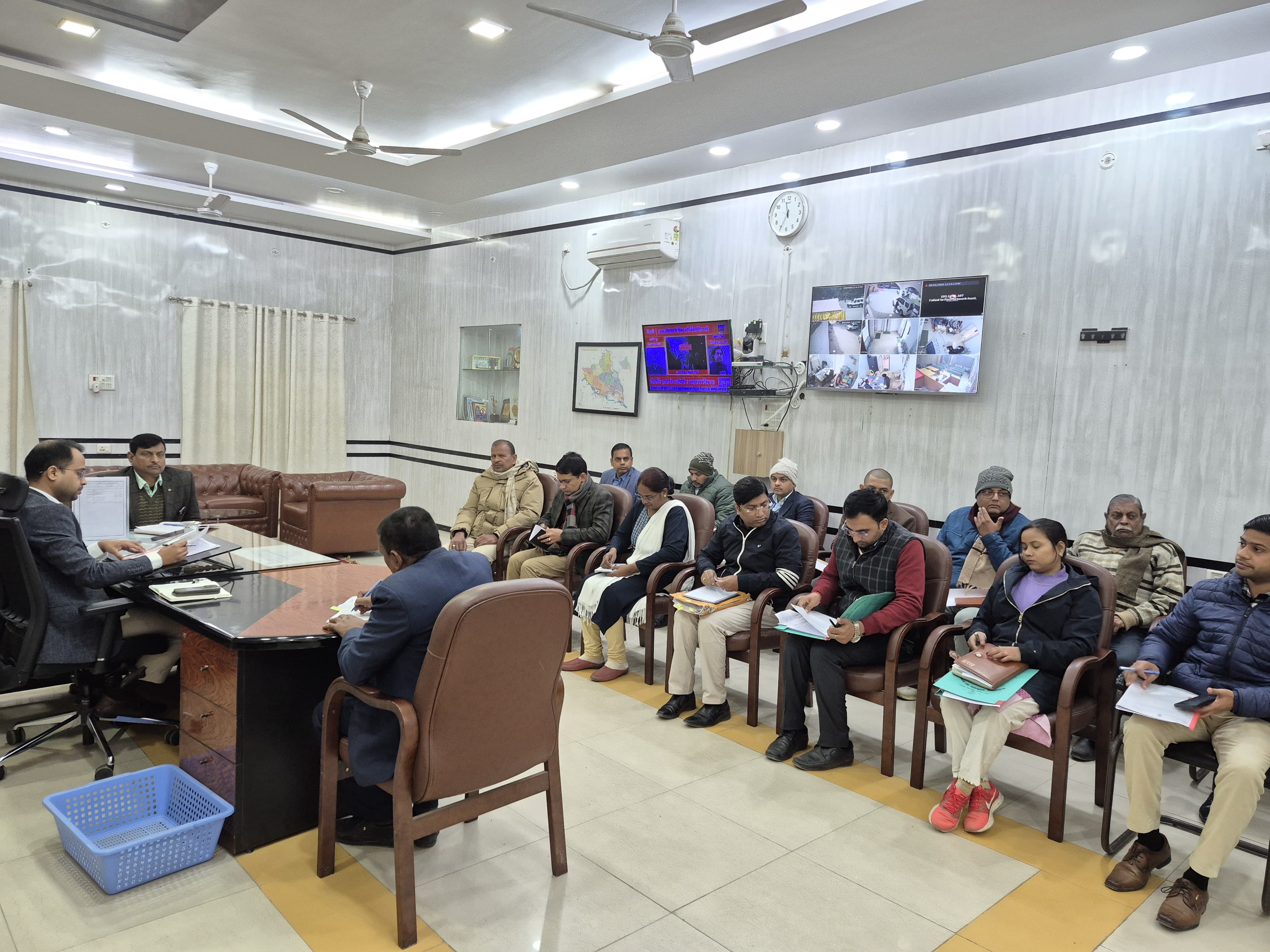 जिलाधिकारी ने नमामि गंगे परियोजना के लिए बुलाई बैठक।