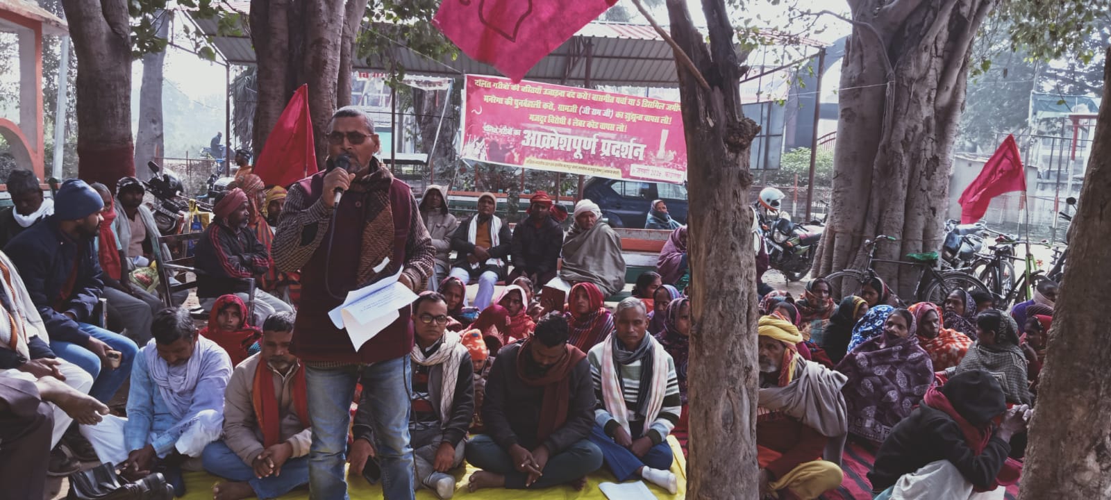 दलित गरीबों के घरों पर बुलडोजर कार्रवाई के विरोध में आंदोलन, अंचलाधिकारी को सौंपा गया ज्ञापन।