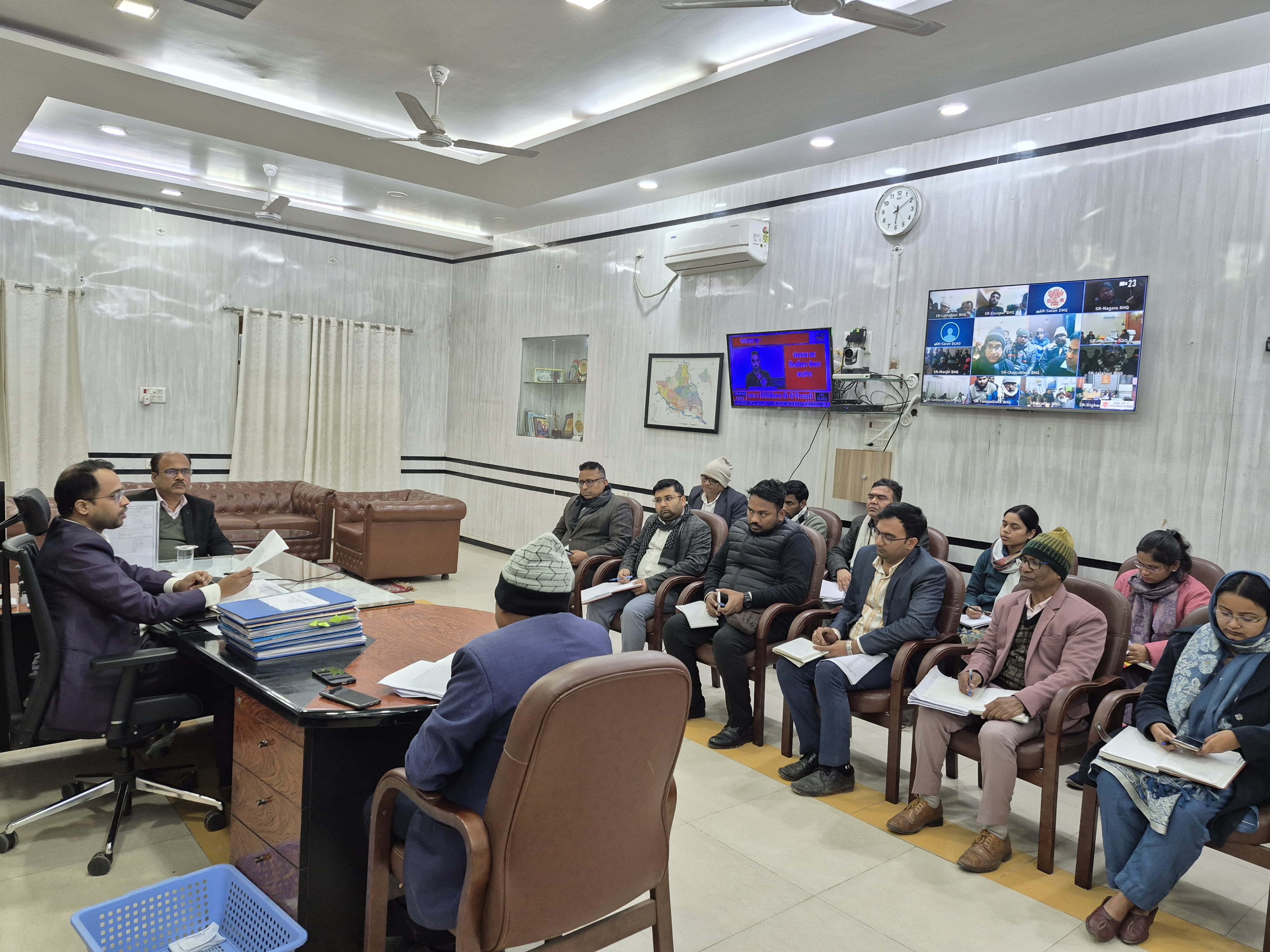 फार्मर रजिस्ट्री कार्य को उच्च प्राथमिकता से करने का जिलाधिकारी ने दिया निदेश।