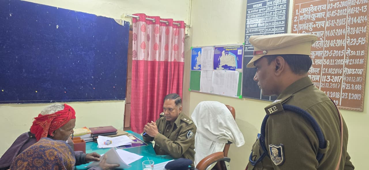 सारण पुलिस ने जनसुनवाई हेतु जिलान्तर्गत आयोजित की गयी "सारण पुलिस आपके द्वार" कार्यक्रम।