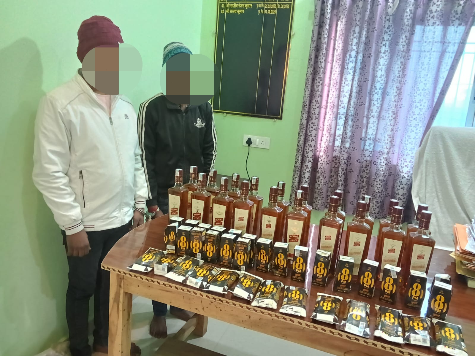 बबुरा सड़क से बाइक व विदेशी शराब बरामद दो धंधेबाज गिरफ्तार जेल।