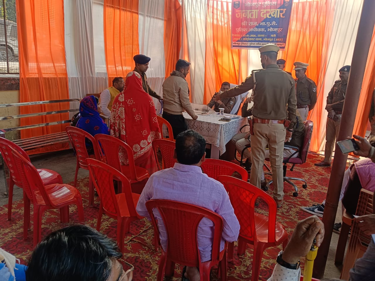 भोजपुर एसपी मिस्टर राज ने कोइलवर थाने में गुरुवार को लगाया जनता दरबार, लोगों की समस्याएं सुनी।
