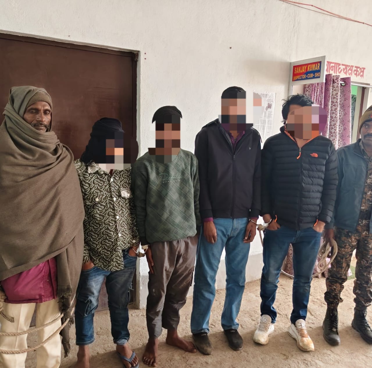 बबुरा में चौबीस घंटे के अंदर चोरी की आभूषण के साथ चार चोर गिरफ्तार ,बाइक जब्त।