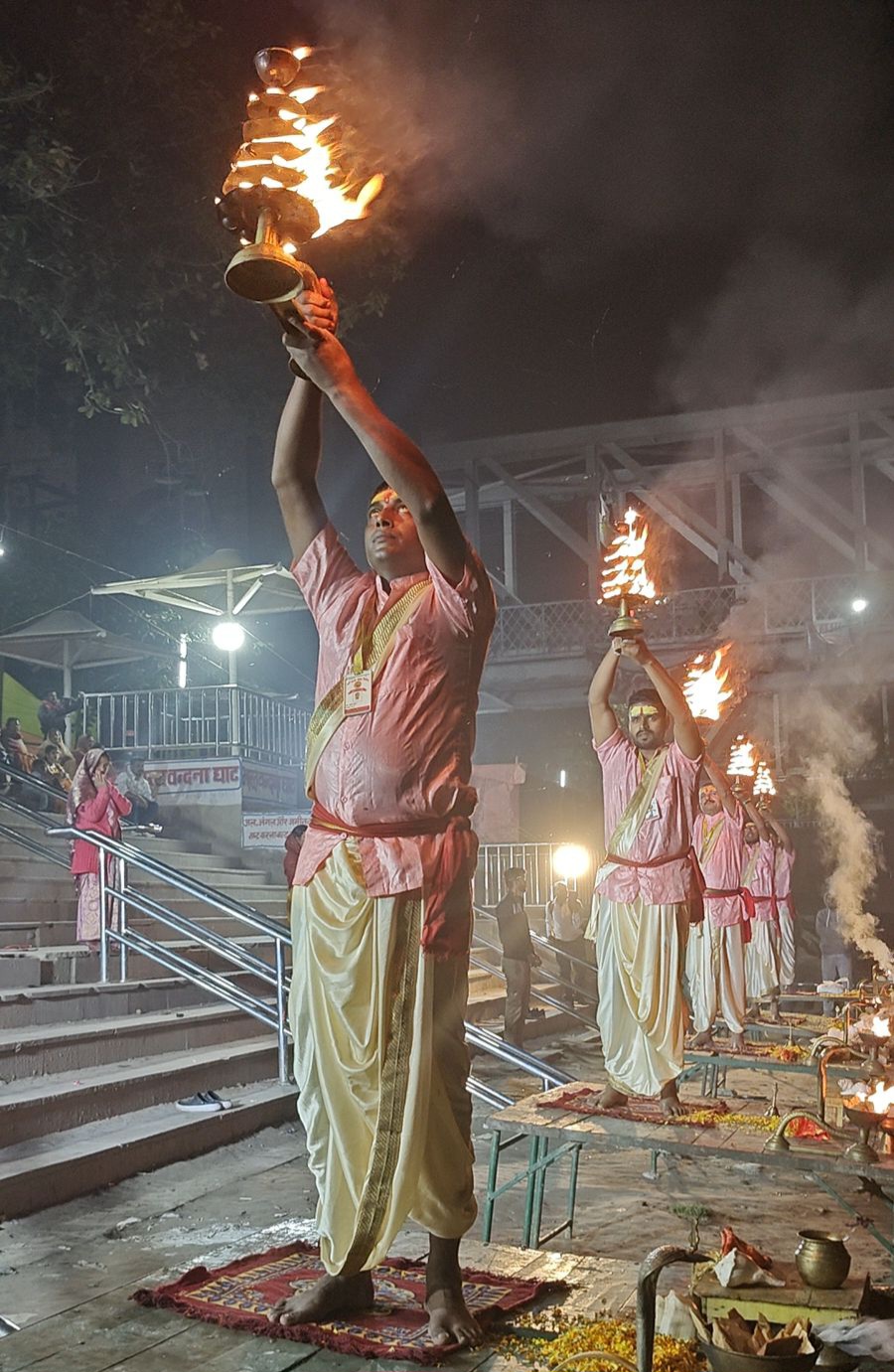 देवों द्वारा वंदित पुण्य भूमि हरिहर क्षेत्र में दिव्य त्रिवेणी महाआरती का भव्य आयोजन।