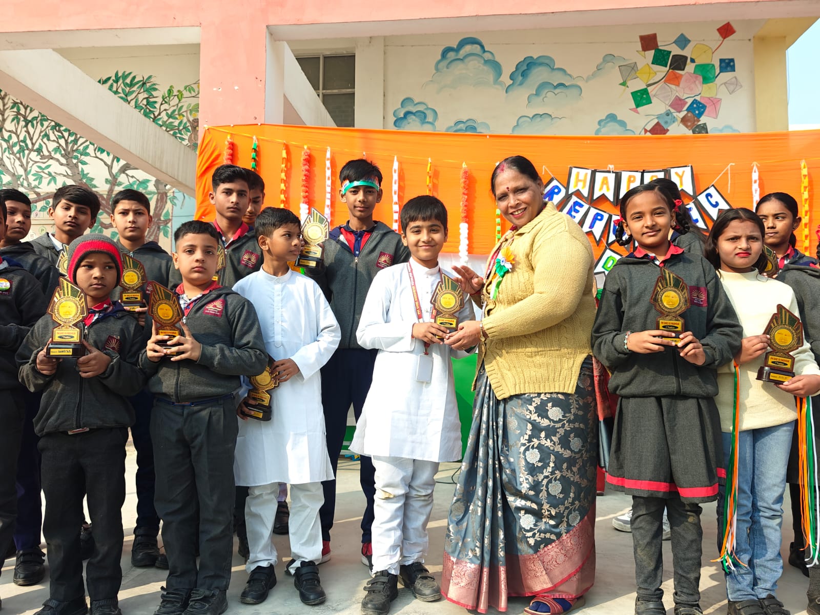 पीएम श्री केंद्रीय विद्यालय में गणतंत्र दिवस पर छात्र-छात्राएं और शिक्षक सम्मानित।