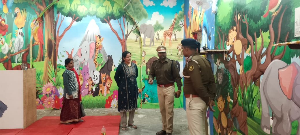 एसएसपी सारण ने निर्माणाधीन पालना घर का किया औचक निरीक्षण।