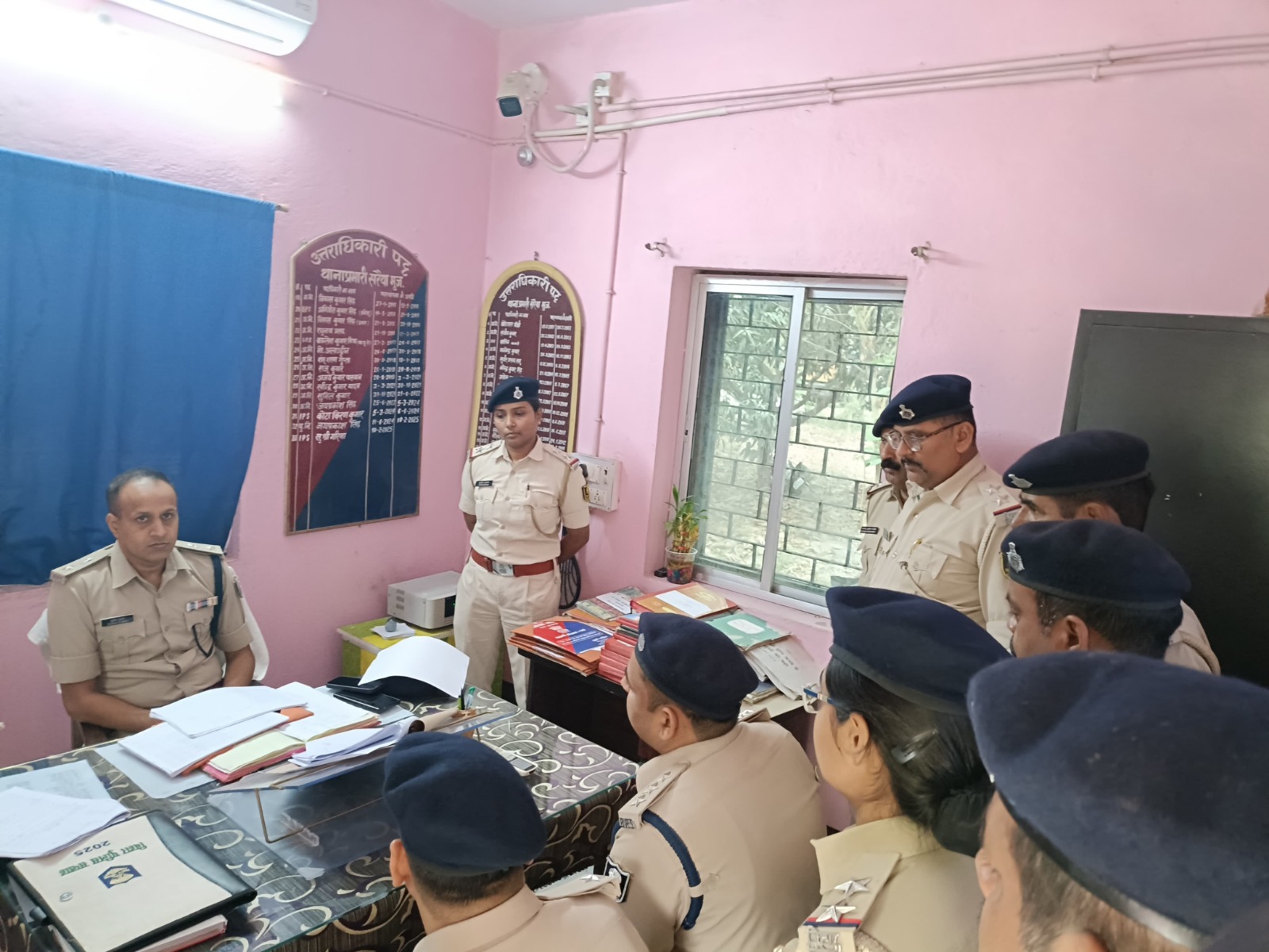 बालू माफिया से सांठ गांठ के आरोप में तीन पुलिस पदाधिकारी सहित सात को SP ने किया निलंबित।
