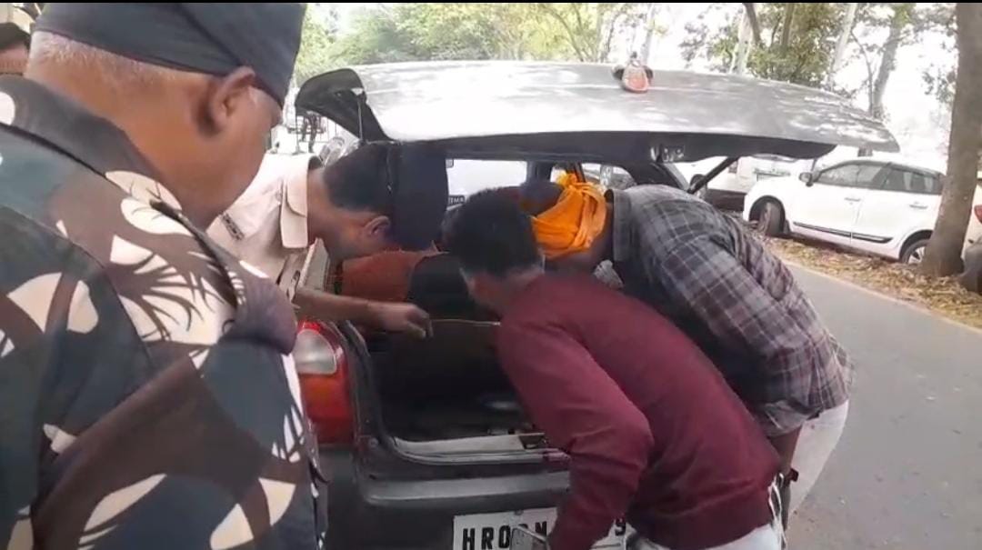मध निषेध थाना पुलिस ने शराब के तस्करों के विरुद्ध चलाया सर्च अभियान।
