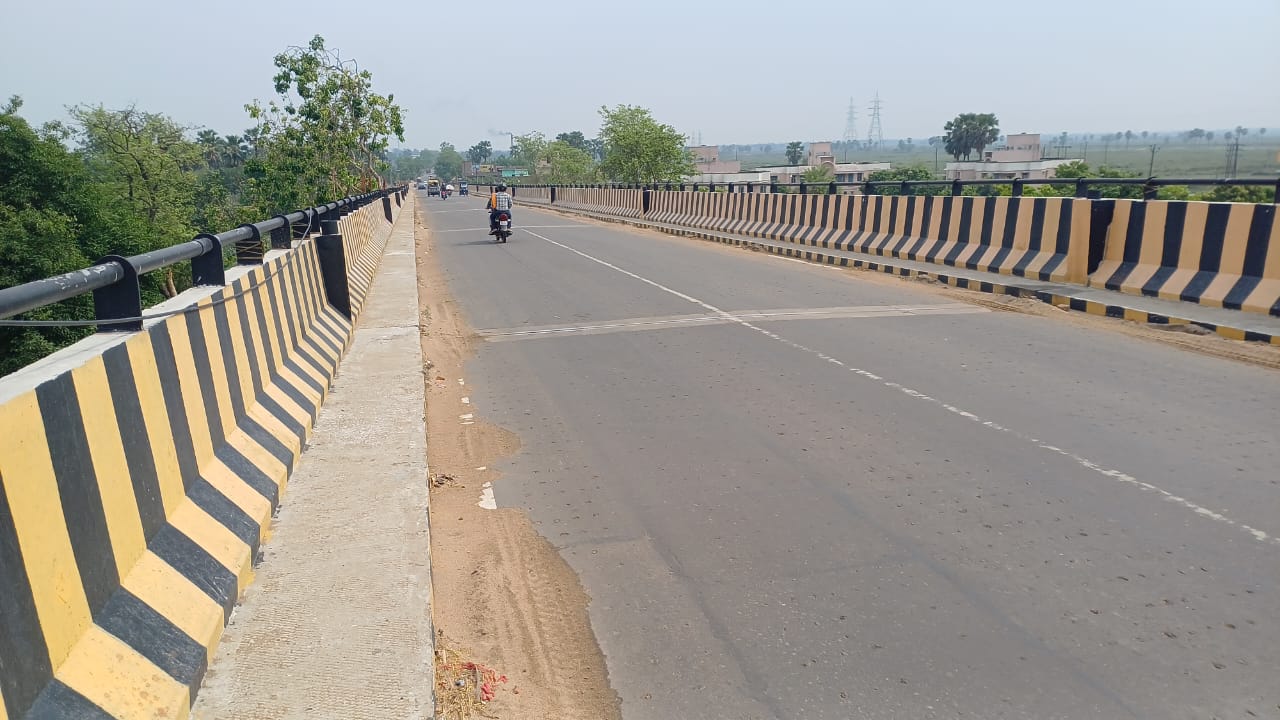 एन एच 227 ए राम जानकी पथ पर मशरक में रेल ओवरब्रिज पर फैला बालू दुर्घटना का सबब।