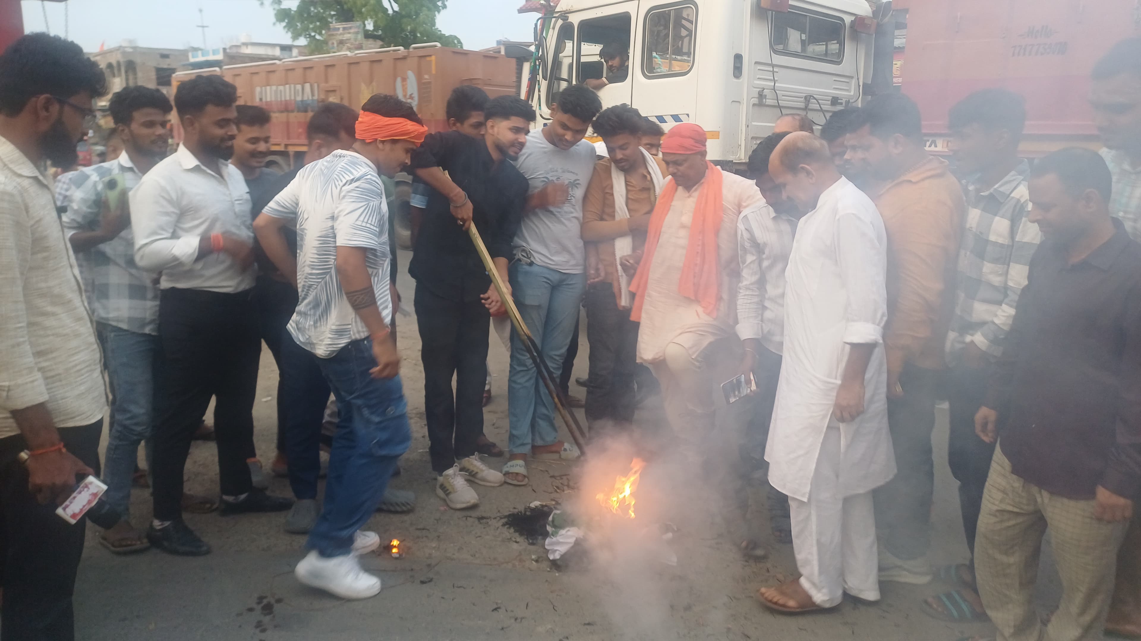महावीर चौक पर पाकिस्तान का झंडा सड़क पर बनाकर जताया विरोध ,किया पुतला दहन।