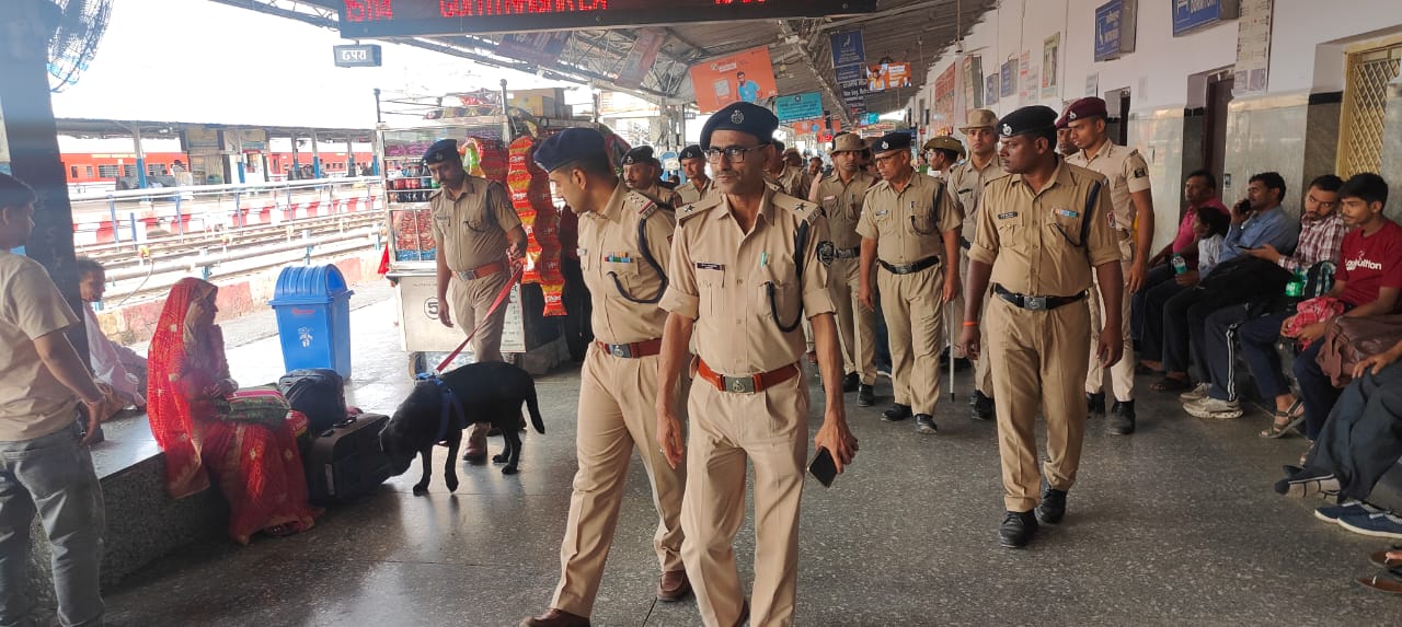 छपरा जंक्शन पर RPF/RPSF, डॉग स्क्वाड/ छपरा एवं GRP ने संयुक्त रूप से चलाया फ्लैग मार्च एवं चेकिंग  अभियान।