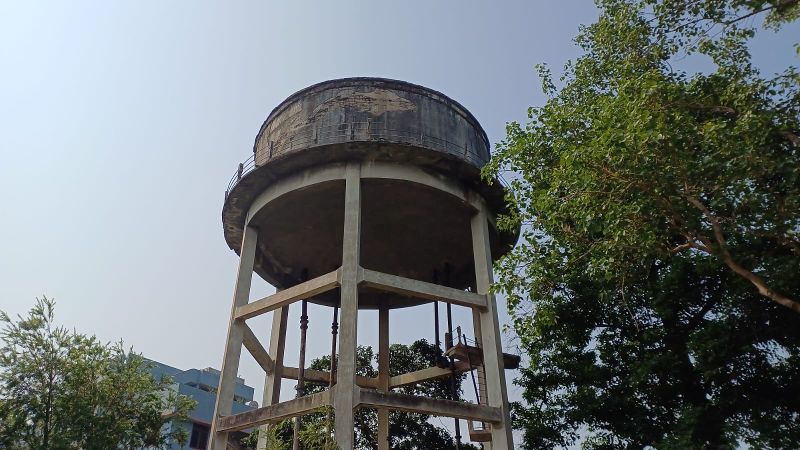भीषण गर्मी में पेयजल संकट गहराया, बूंद-बूंद पानी को तरस रहे नगर पंचायत के वासी।