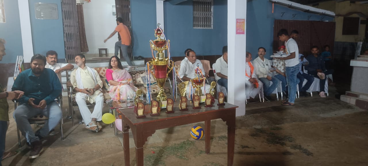 फूहां गांव मे वालीवाल टूर्नामेंट खेल का आयोजन किया गया।