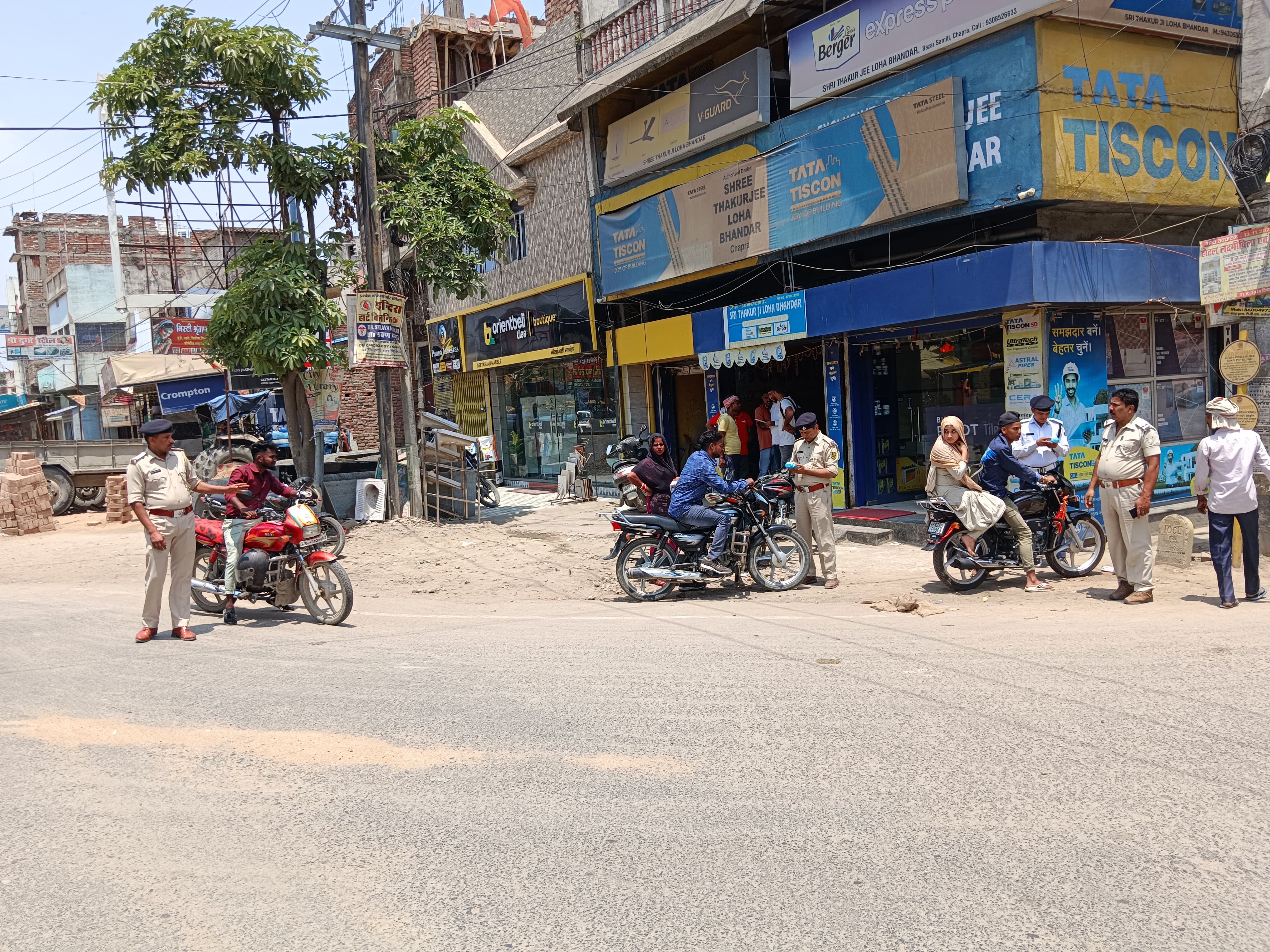 यातायात नियमों के उल्लंघन करने वालों पर सारण पुलिस की कार्रवाई।