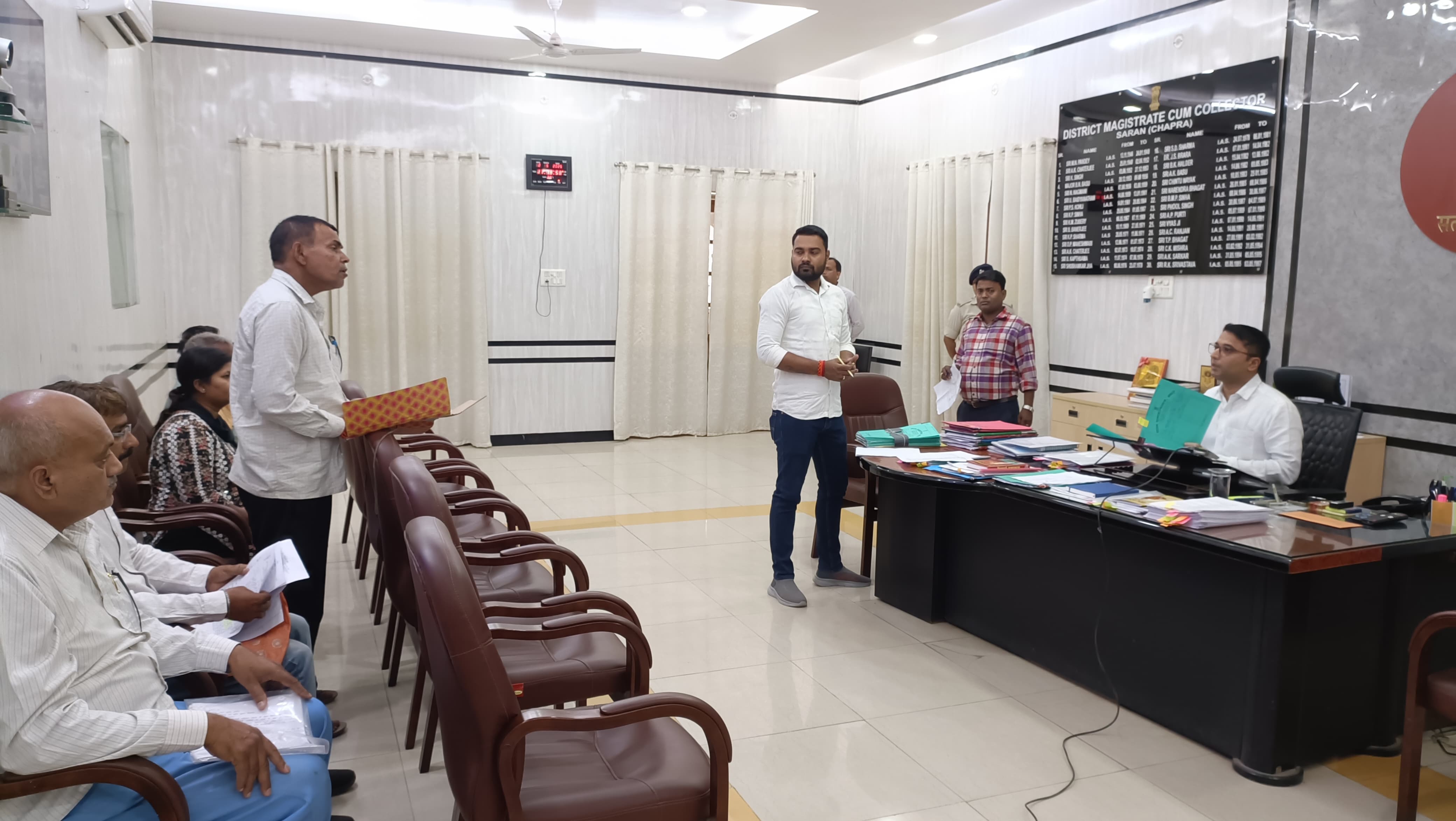 जिला पदाधिकारी के द्वारा लोक शिकायत के 12 मामलों की सुनवाई करते हुए समाधान किया गया।
