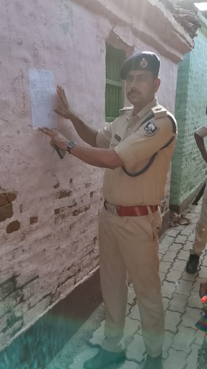 बिंदगावा हत्या के मामले में फरार पांच आरोपित के घर पुलिस ने इश्तेहार चिपकाया।