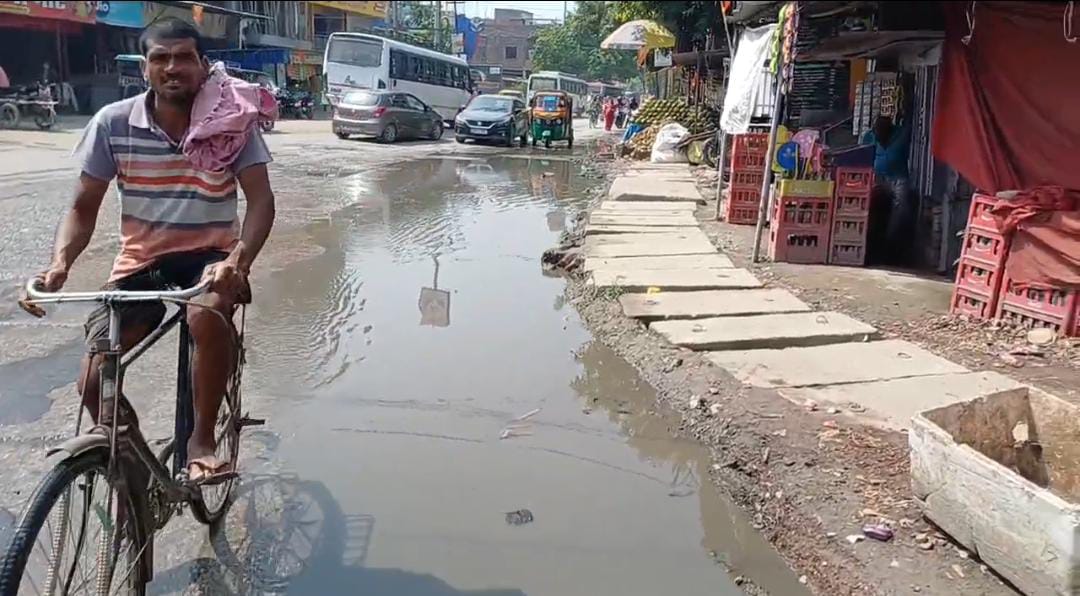 एन एच 227 ए राम जानकी पथ पर मशरक में बह रहा‌‌ नालें का गंदा पानी , जिम्मेदार लापरवाह।