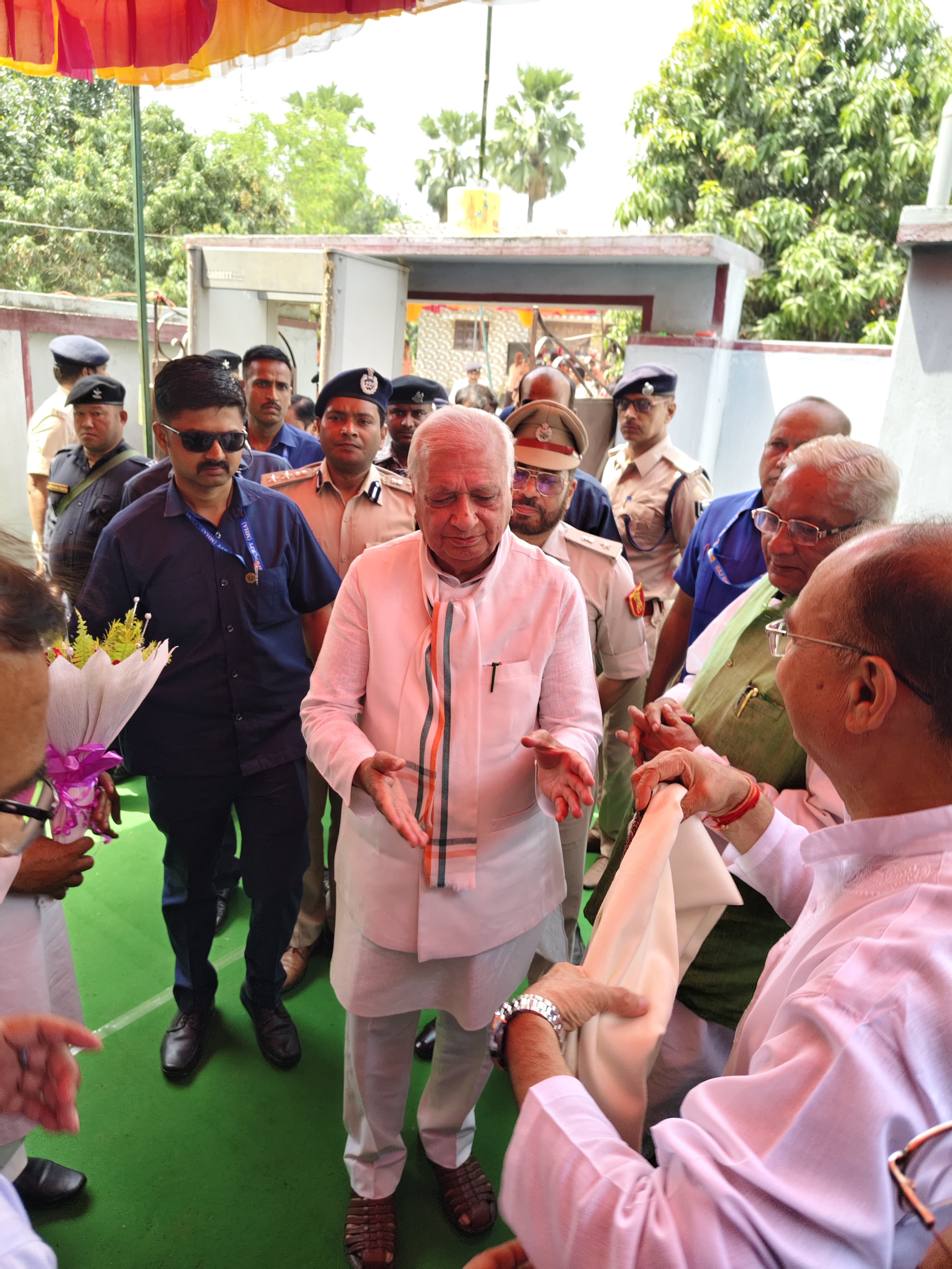 राज्यपाल के साथ कुलपति ने अमर शहीद मोहम्मद इम्तियाज जी के परिजनों को सांत्वना दी।