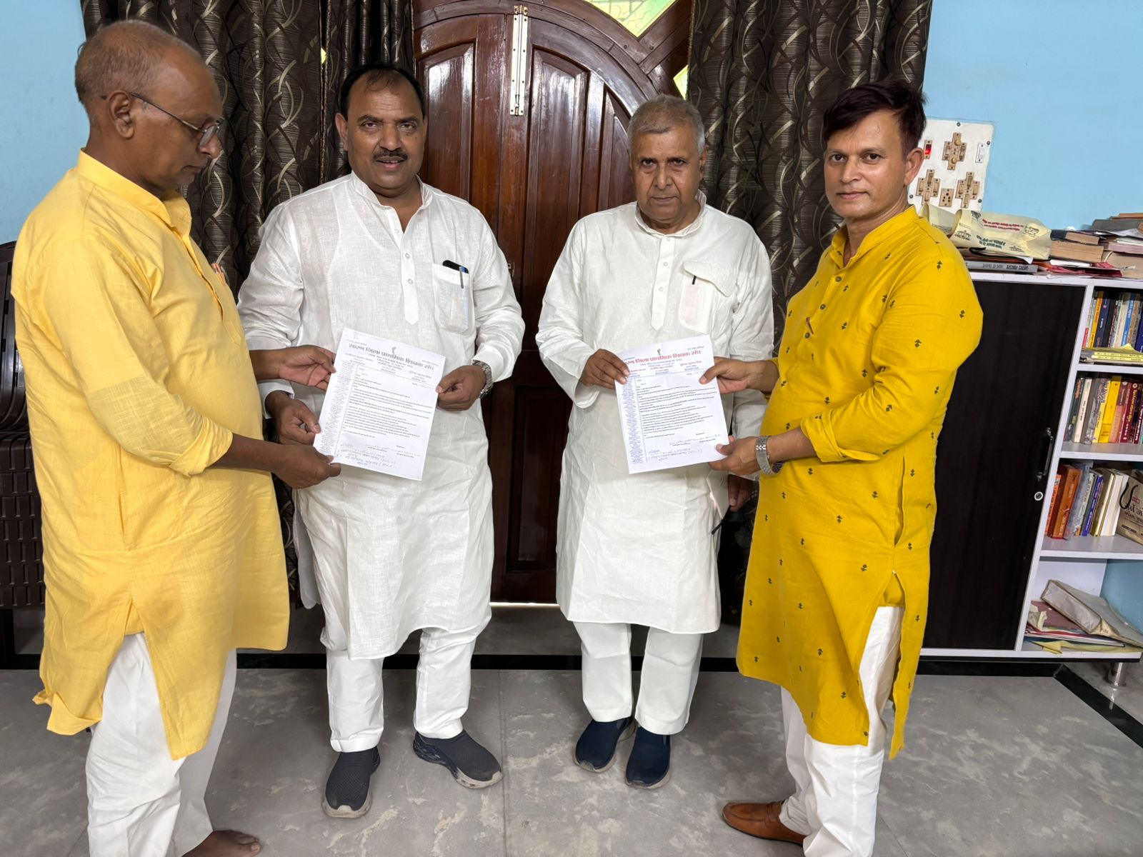 सारण के 20 सूत्री सह प्रभारी मंत्री,MLC व जिला शिक्षा पदाधिकारी सारण को ज्ञापन सौंपे।