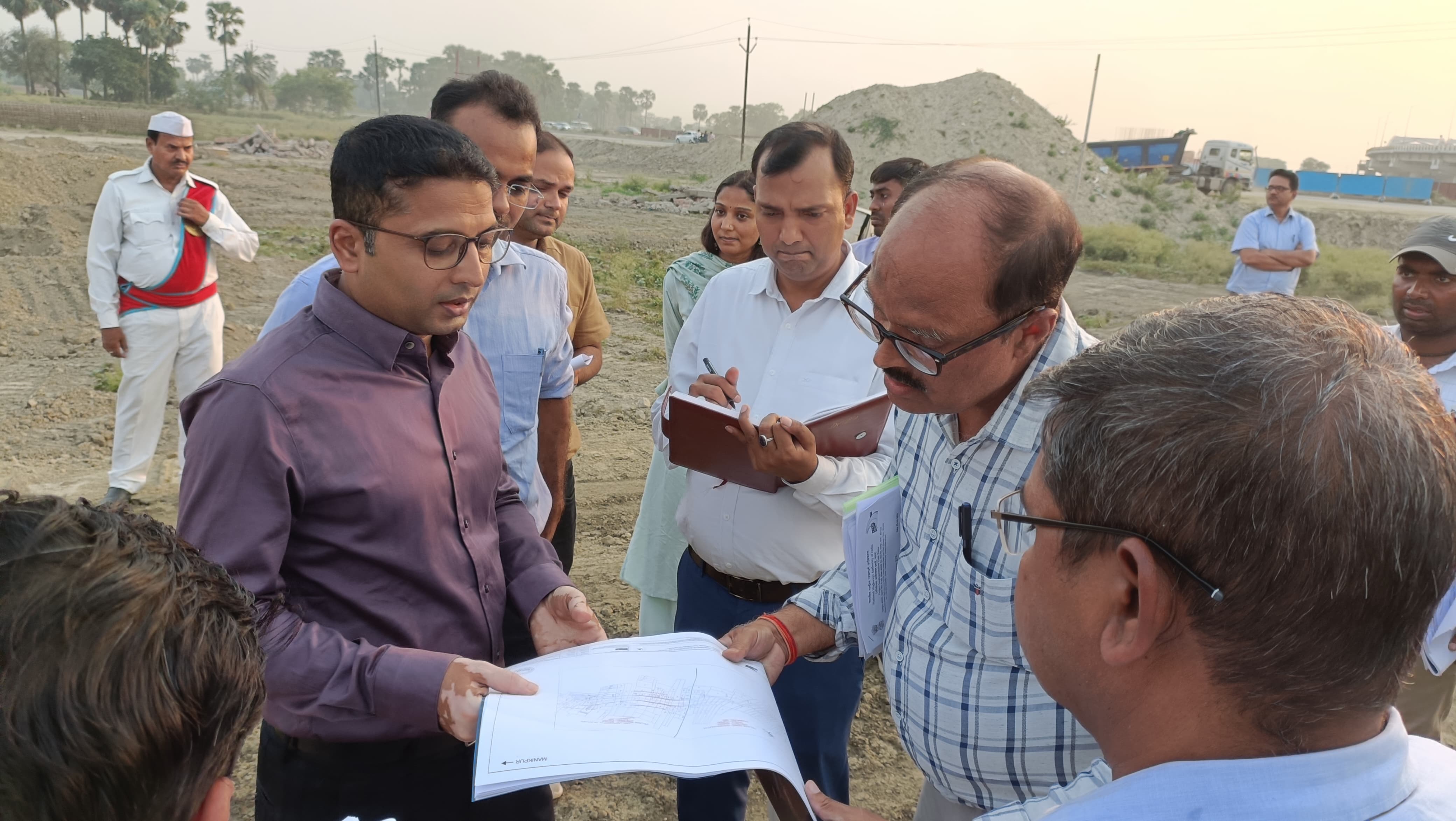 DM सारण ने जिला भू अर्जन पदाधिकारियों के साथ जे पी सेतु के समानान्तर 6 लेन पुल का किया निरीक्षण।