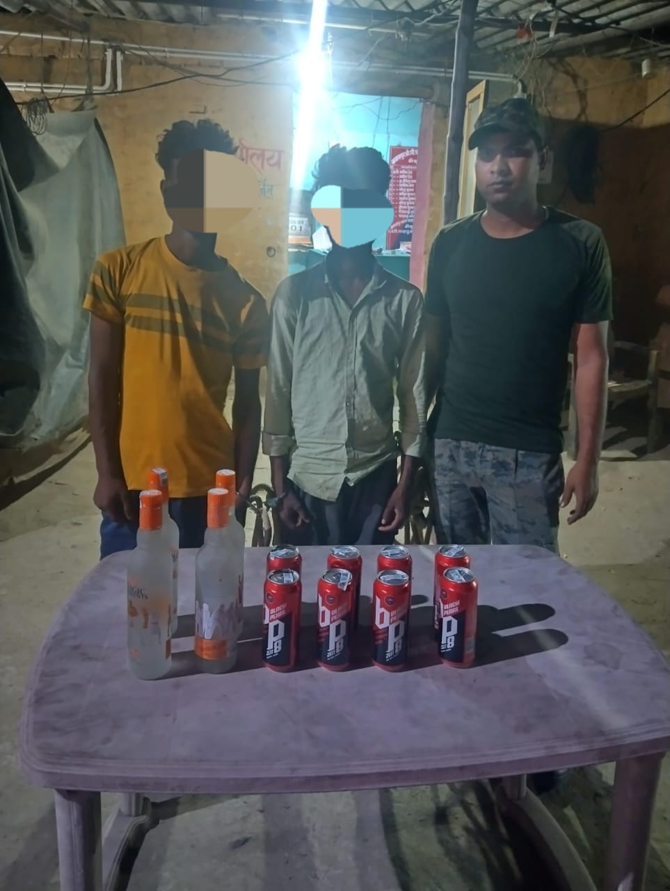 ख्वासपुर मे एक बाइक व विदेशी शराब के साथ दो धंधेबाज गिरफ्तार जेल।