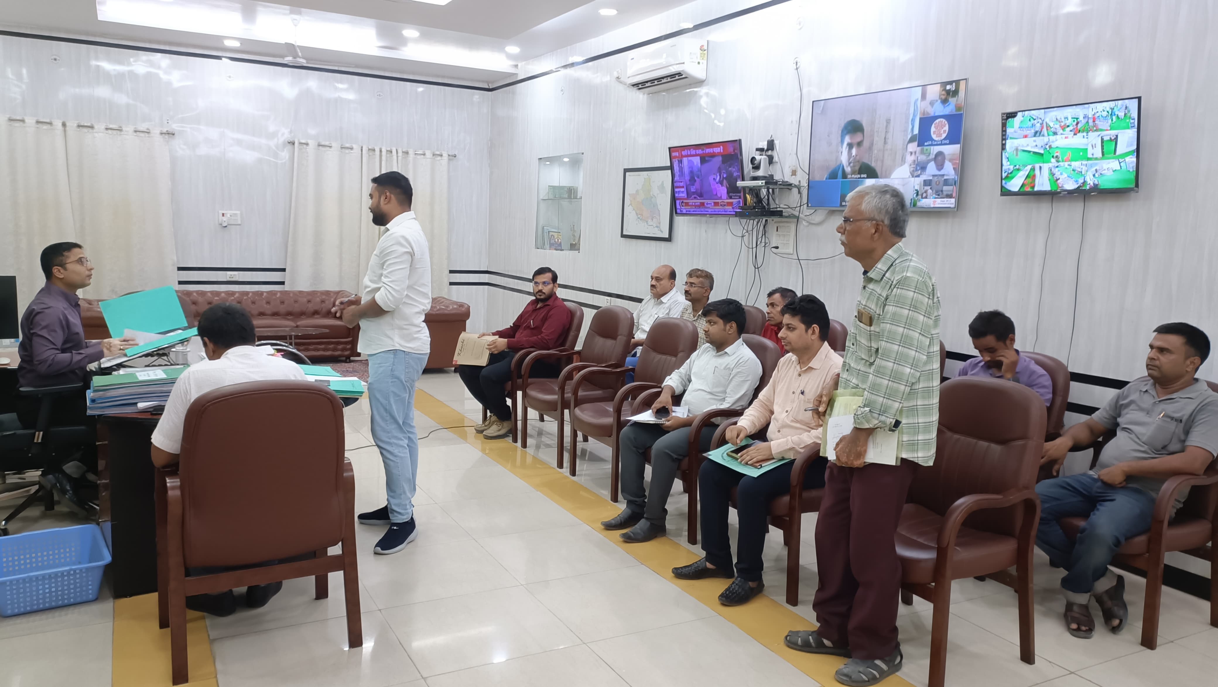 जिला पदाधिकारी के ने लोक शिकायत के 09 मामलों की सुनवाई करते हुए किया समाधान।