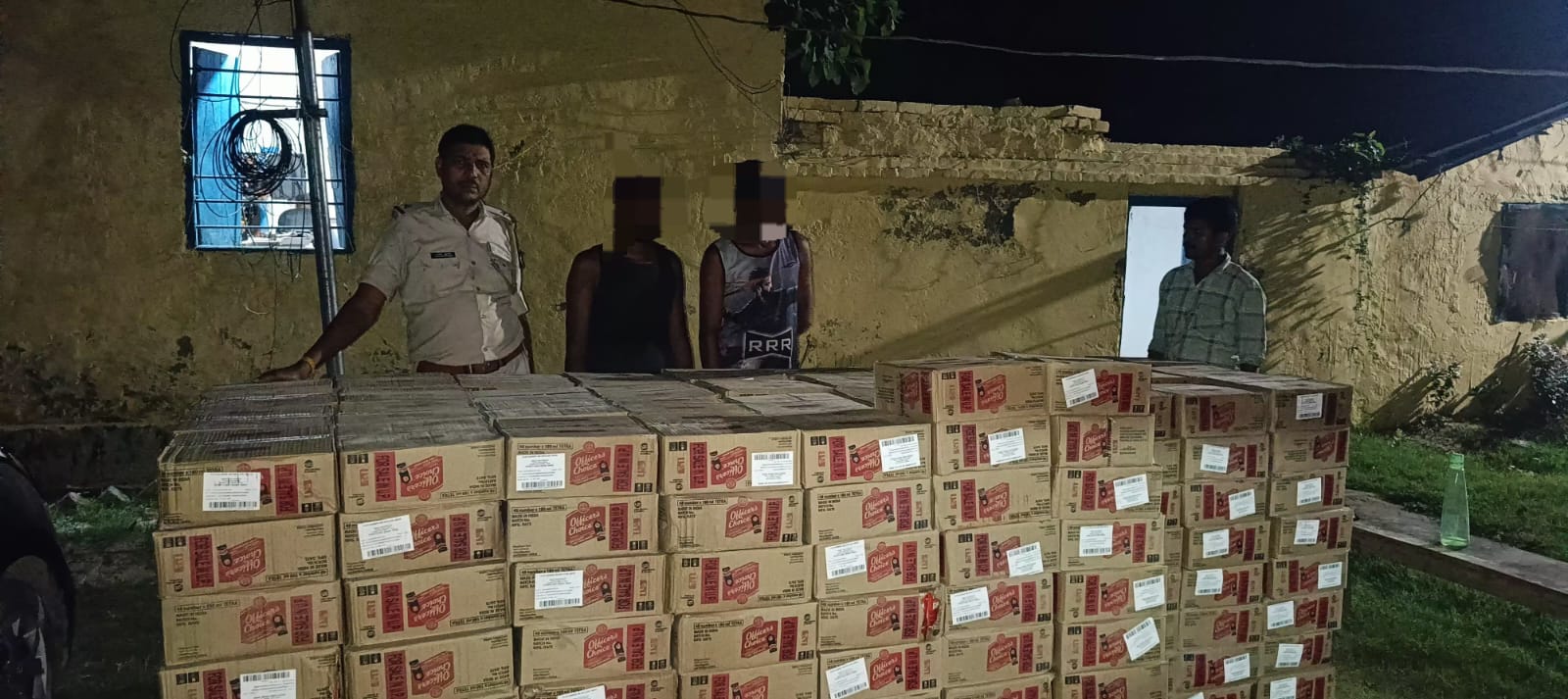 हाइवा ट्रक से कुल- 2574.72 लीटर अंग्रेजी शराब के साथ 03 कारोबारियों गिरफ्तार।