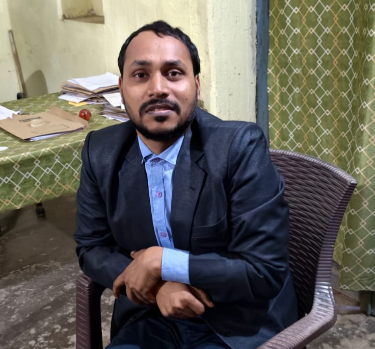 फर्जी आईएएस बनकर जिलाधिकारी से मिलने पहुँचा युवक।