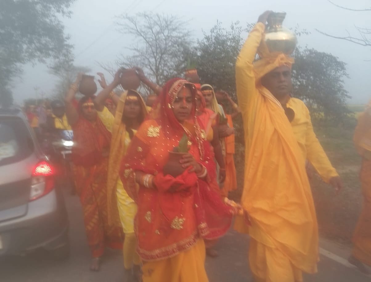 बखोरापुर गांव स्थित फुलवारी में मां दुर्गा की स्थापना के लिए कलश यात्रा निकाली गईं।