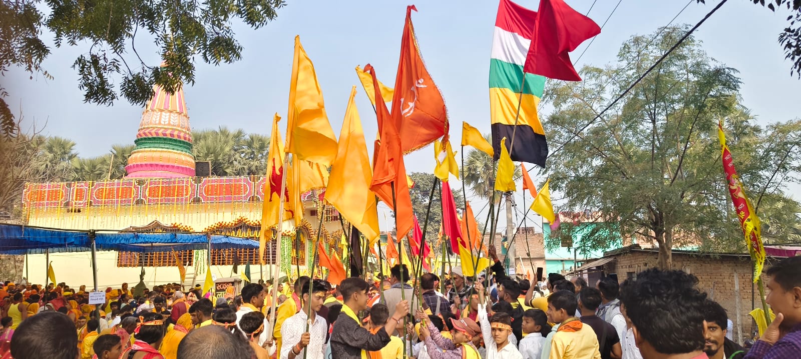 सिन्हा बाजार में शिव परिवार प्राण प्रतिष्ठात्मक महायज्ञ को ले कि निकाली गई जलभरी।