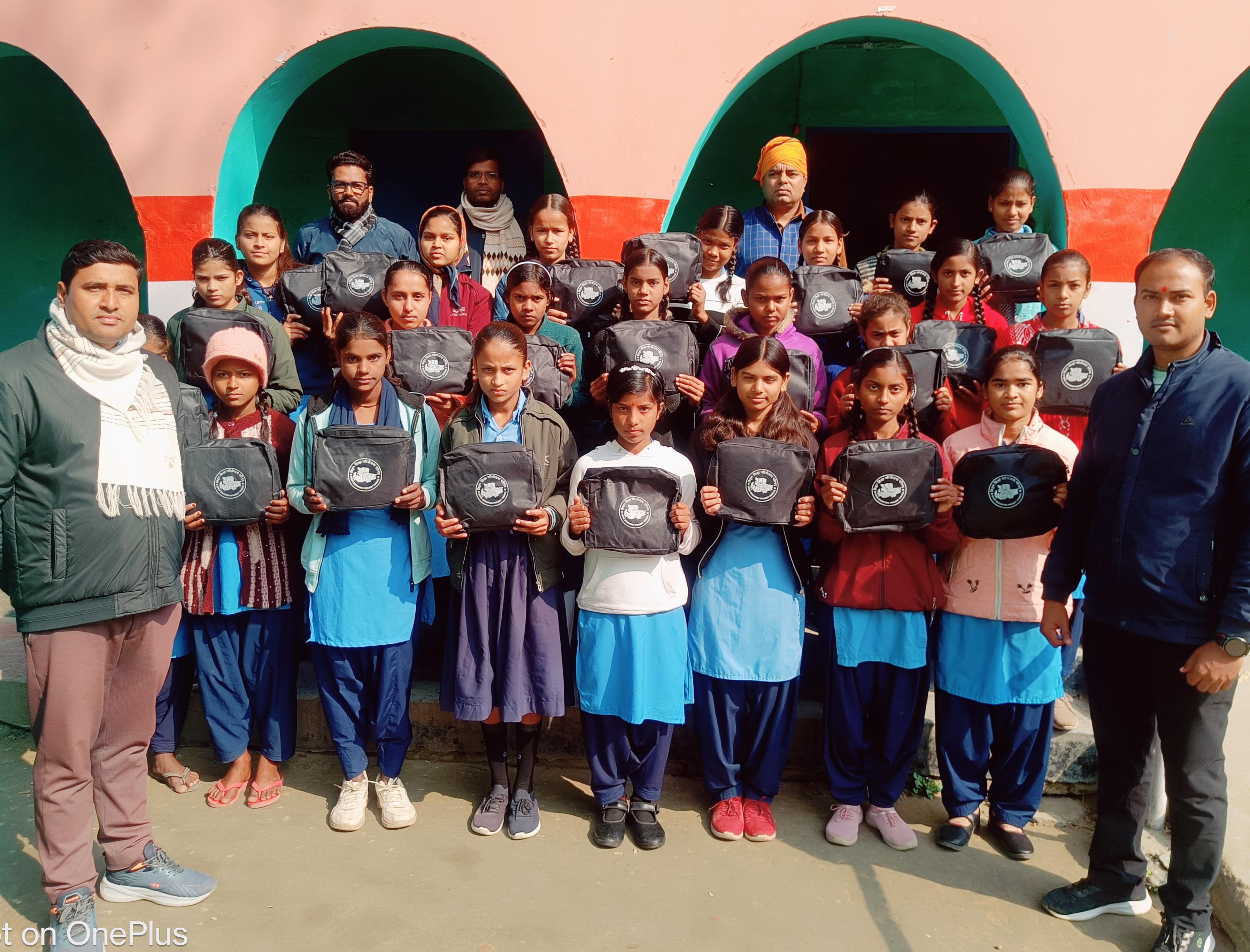 उच्च माध्यमिक विद्यालय धवरी में छात्राओं को निःशुल्क सेनेटरी नैपकिन किट का वितरण।