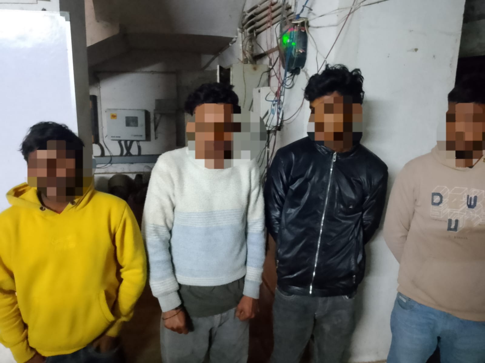 बड़हरा मे दो बाइक तथा सौ लीटर देशी शराब के साथ चार शराब धंधेबाज गिरफ्तार जेल।