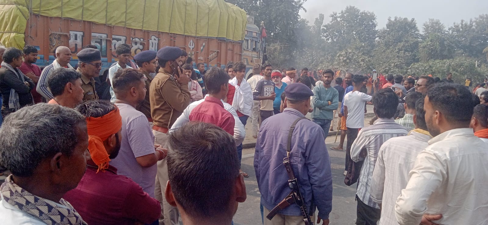 कोईलवर सोन नदी में 72 घंटे बाद डूबे हुए युवक का शव बरामद,पुलिस के खिलाफ सड़क जाम।