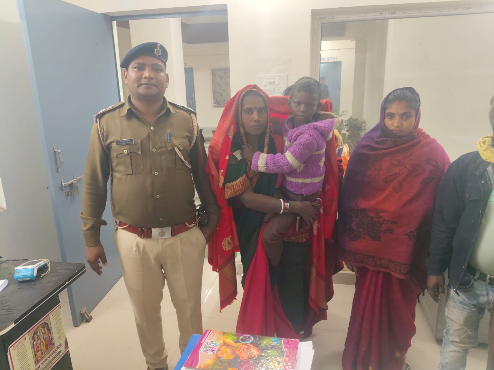 पुलिस ने 5 घंटे में ही गुम हुए 5 साल के बच्चे को खोज निकाला, परिजनों ने ली राहत की सांस।