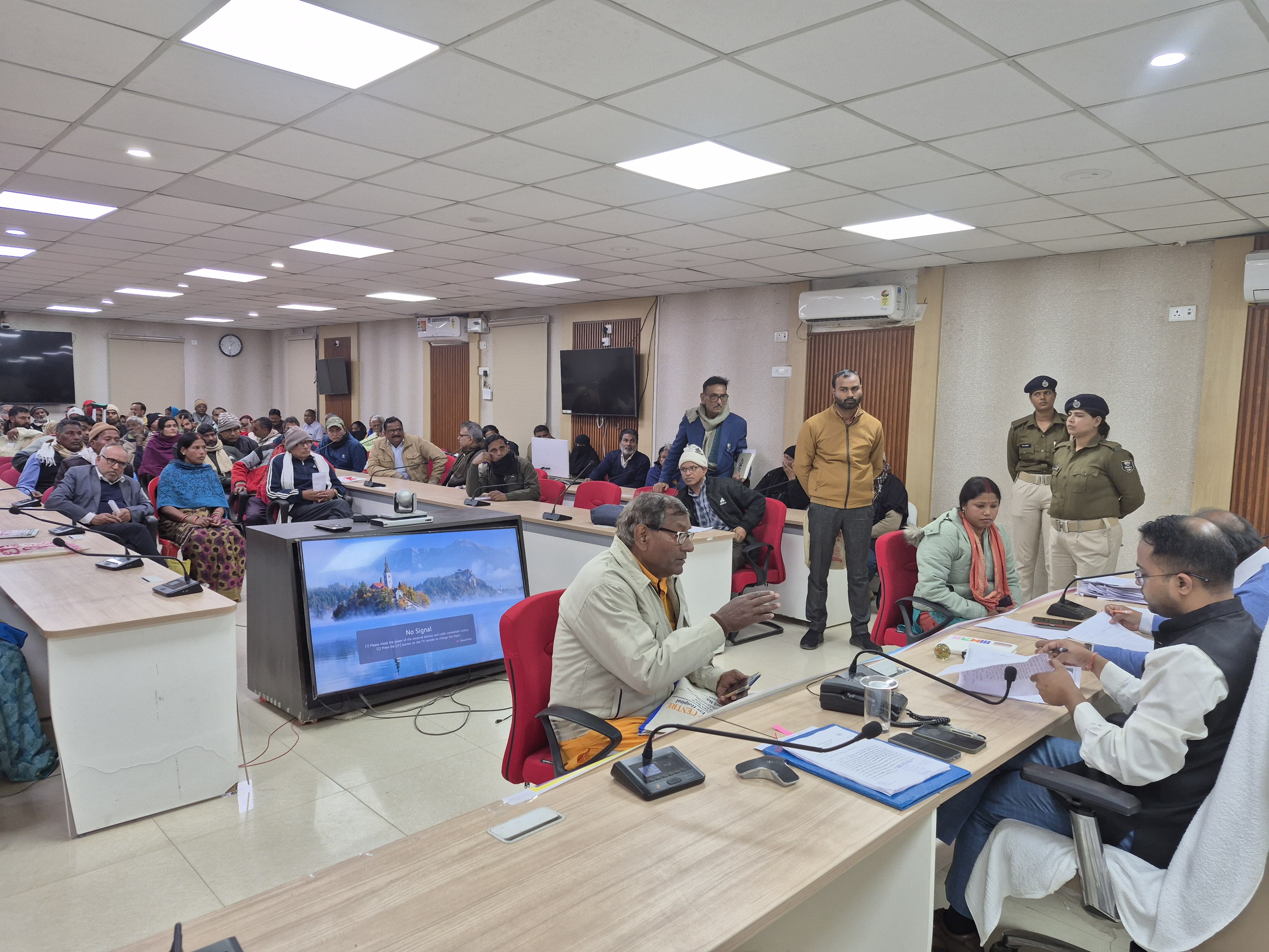 जिलाधिकारी के साप्ताहिक जनता दरबार में 150 से अधिक आवेदकों ने रखी अपनी समस्याएं।